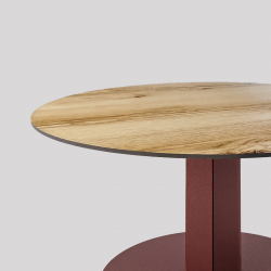 Plateau de table basse ronde décor chêne clair, pied central acier coloris red brown métallisé