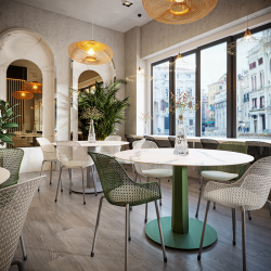 Table à manger ronde décor marbre Aquila dans un restaurant