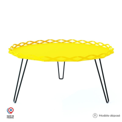 Table basse de jardin Aura en acier jaune avec pieds épingle noirs