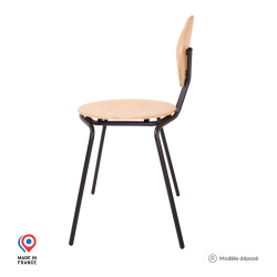 Chaise Estrella châssis acier noir, assise et dossier en chêne, vue de gauche