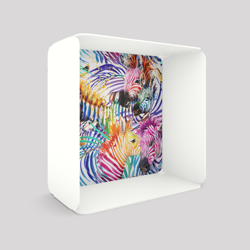 Cube-étagère en acier, blanc avec son voile de fond zèbres Cube-étagère en acier, blanc avec son voile de fond zèbres